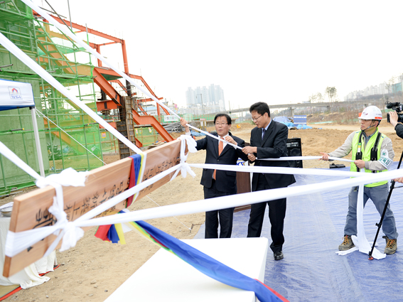 최신 시설로 건설되는 야당역, 상량식 가져...