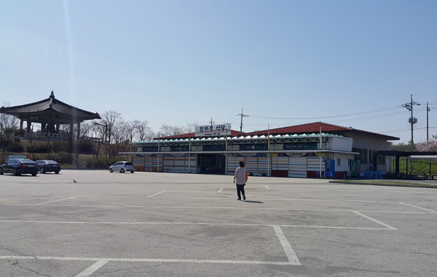 임진각휴게소 상인들 “무대책 철거”에 반발